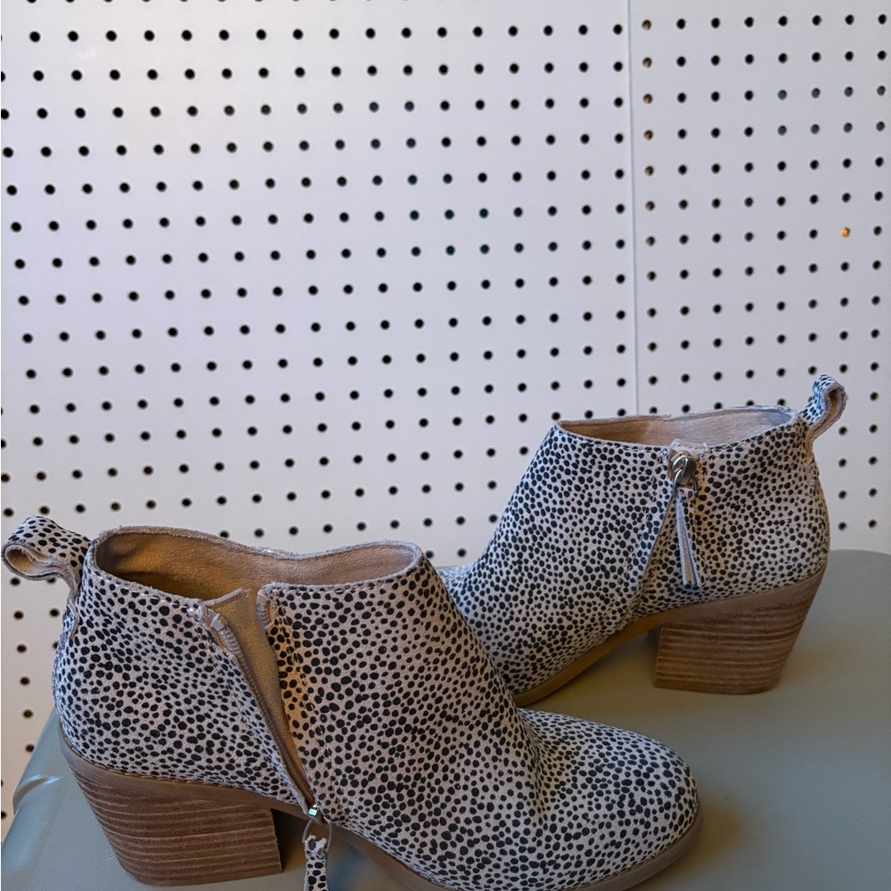 Toms Leopard Suede Ankle Boots zipper side closure size 8 woman’s Block heel